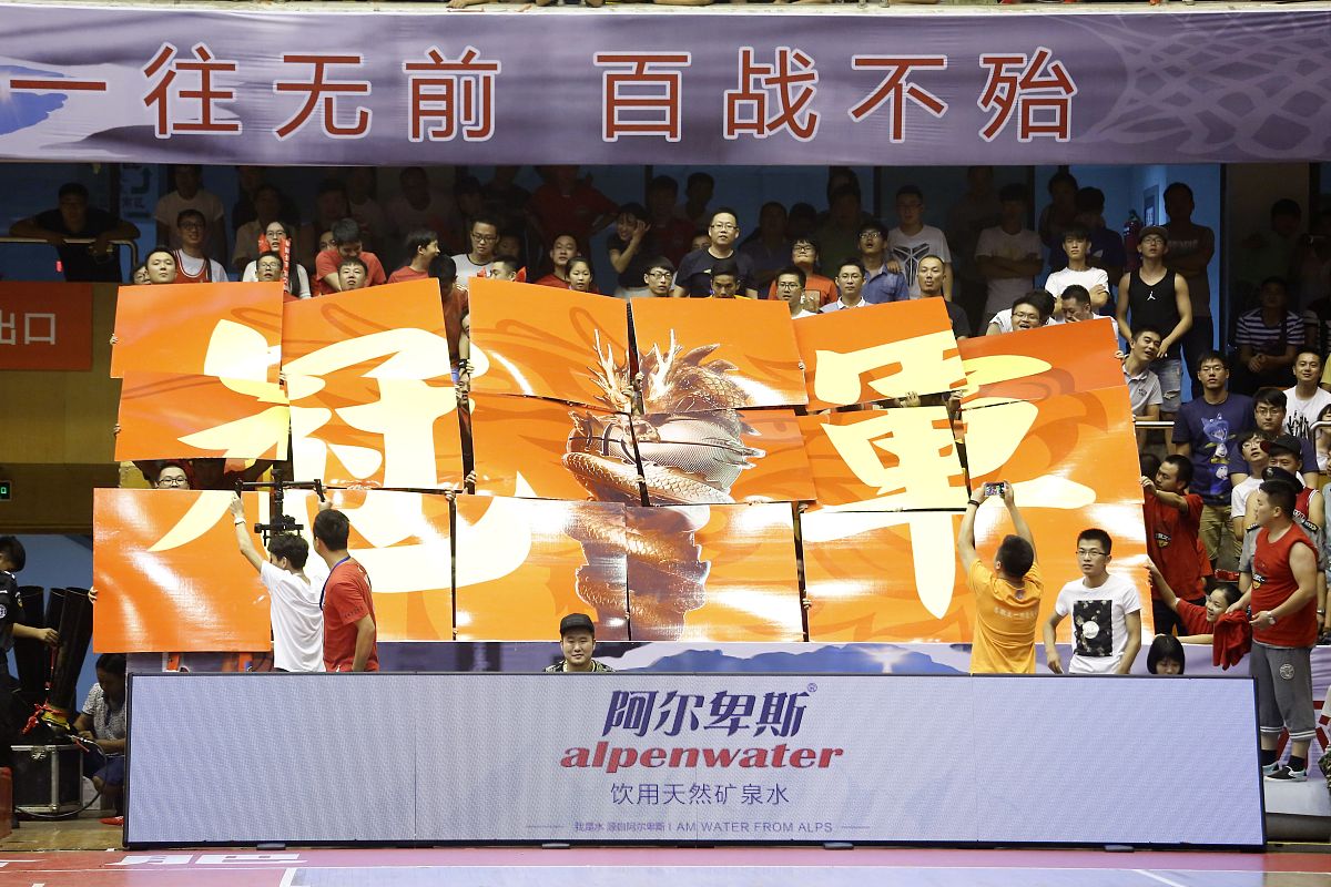 捍卫荣誉！球队全力以赴为球迷拼搏的简单介绍