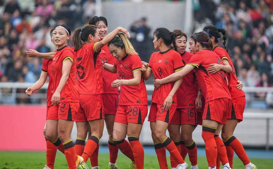 关于女足比赛中球队斗志昂扬，力争胜利的信息