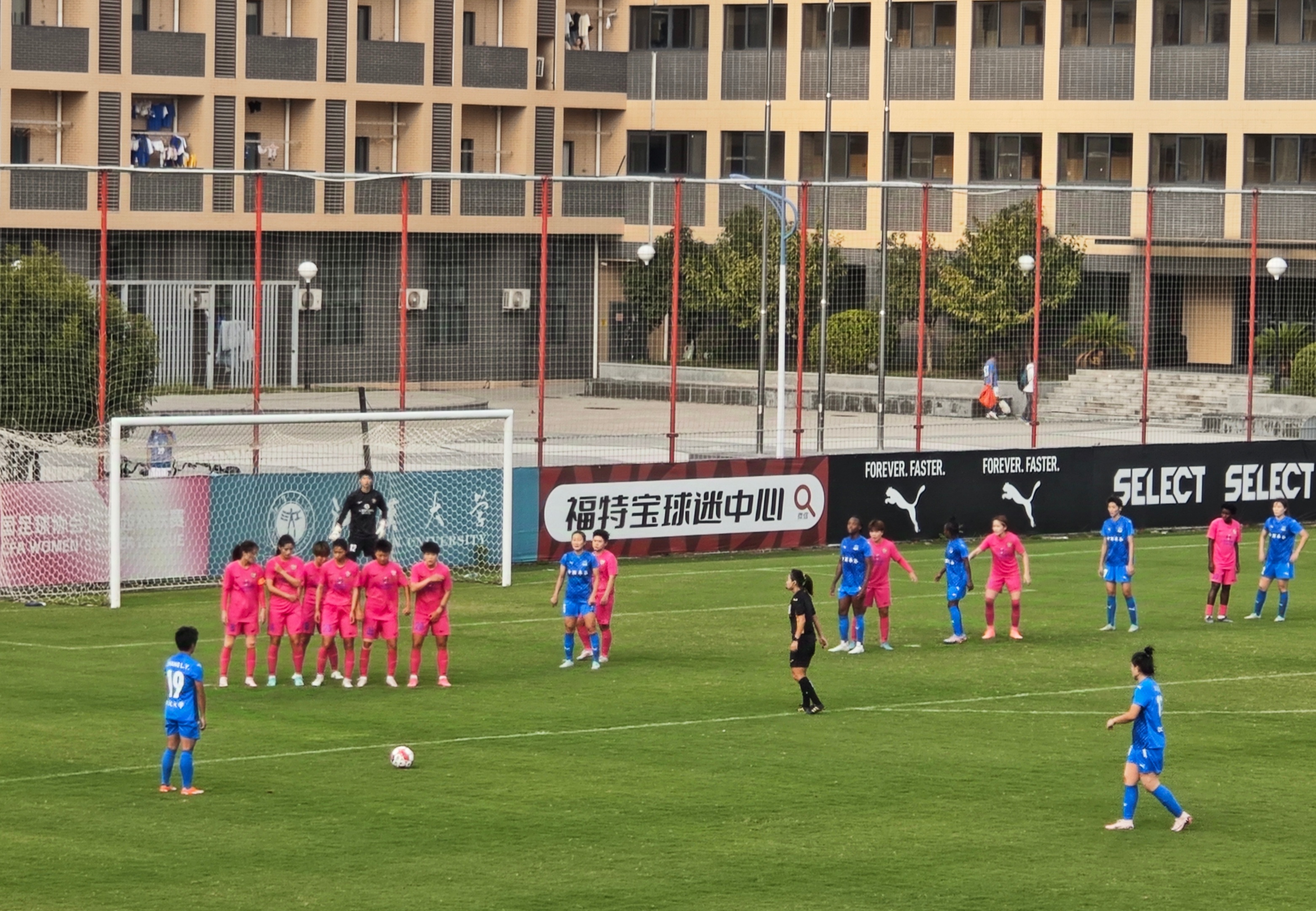 女足比赛中，中国队员李某表现出色，助球队取胜 