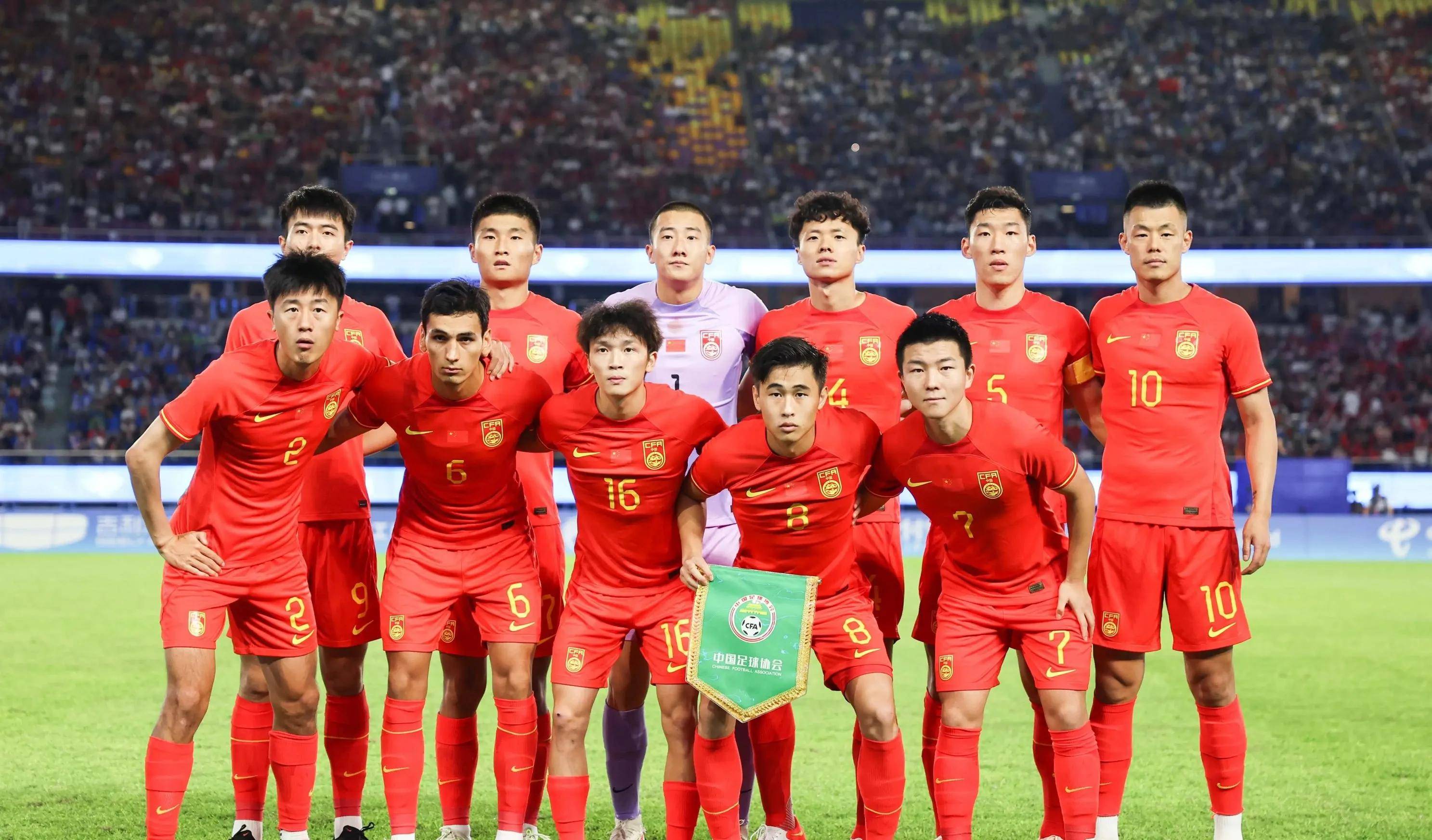包含国内足球盛事实况：球员实力对比，球场激战连连的词条