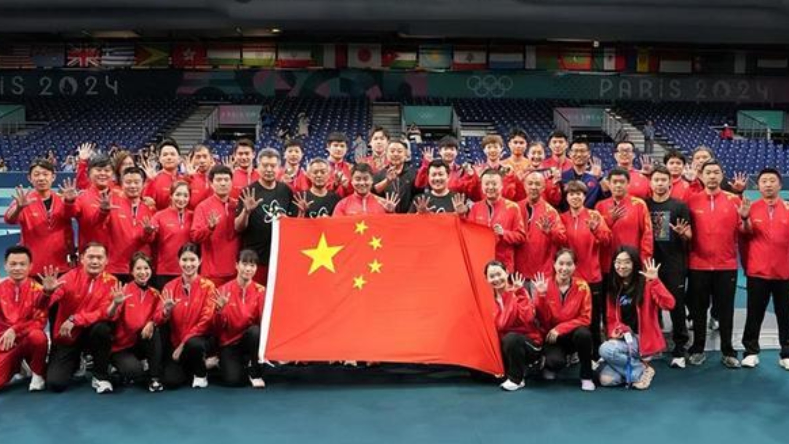 团结拼搏：女足队员团结一心、誓将荣耀带回的简单介绍
