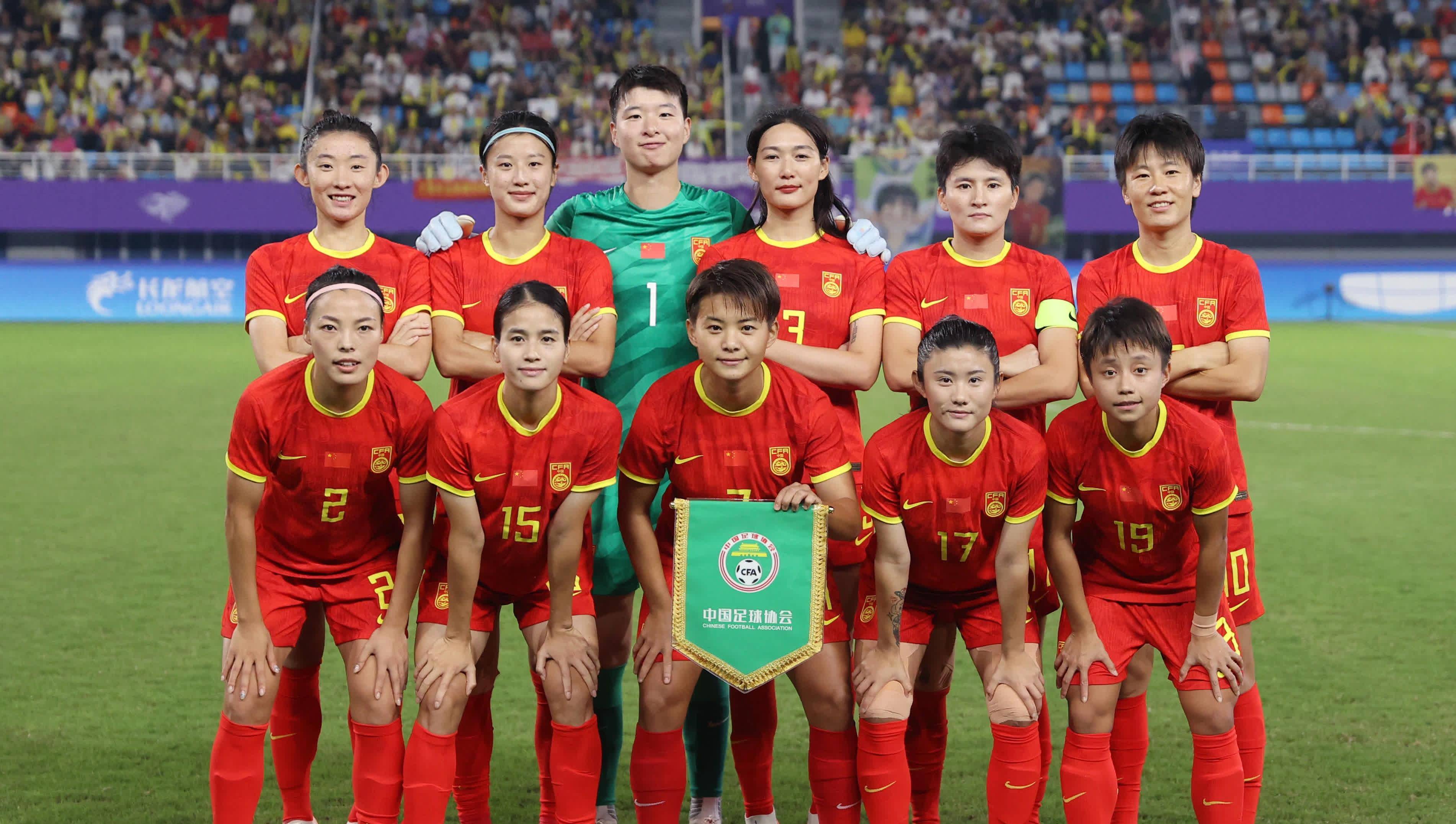 中国女足球员在国际比赛中展现出色技术的简单介绍
