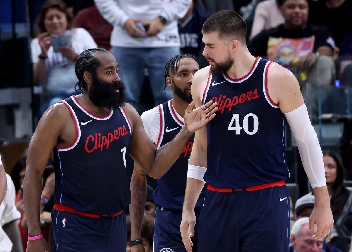 美国NBA赛场上掀起激烈较量，球员实力强劲 