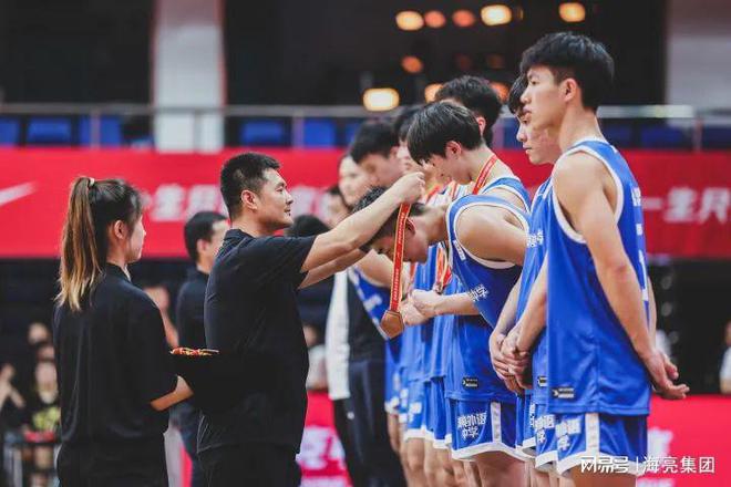 关于超级强队圈粉无数，篮球联赛球迷狂热支持的信息