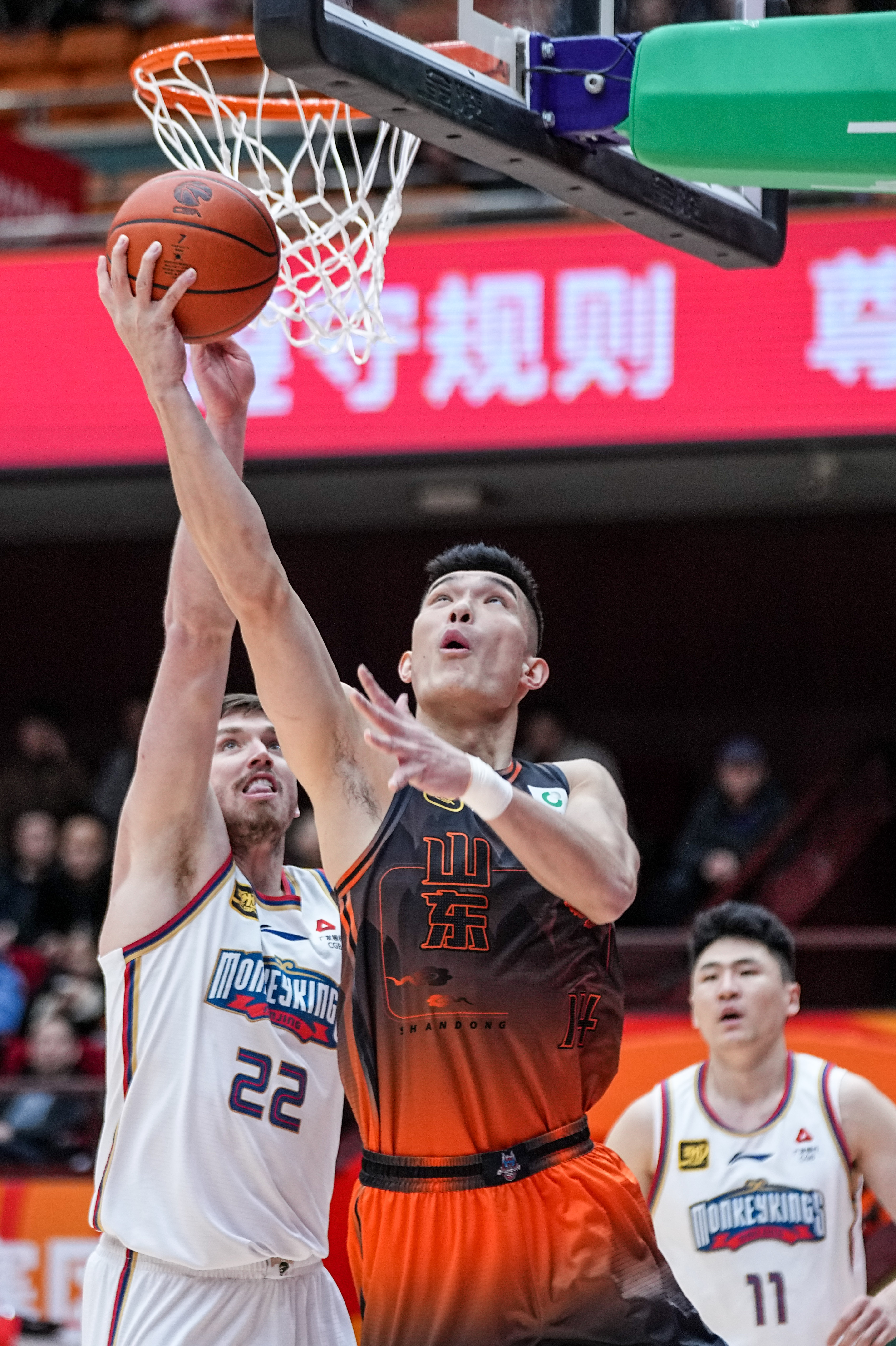 黄龙体育场打响激烈较量，球迷热血沸腾的简单介绍