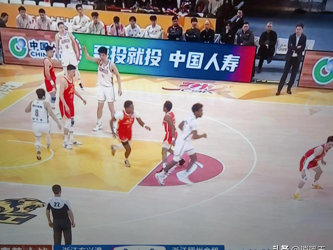 江苏男篮对决浙江稠州队，情势激烈 